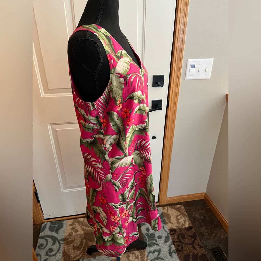 Tommy Bahama Fushia pink tropical palm leaf floral v neck shift dress. Medium - Picture 2 of 14